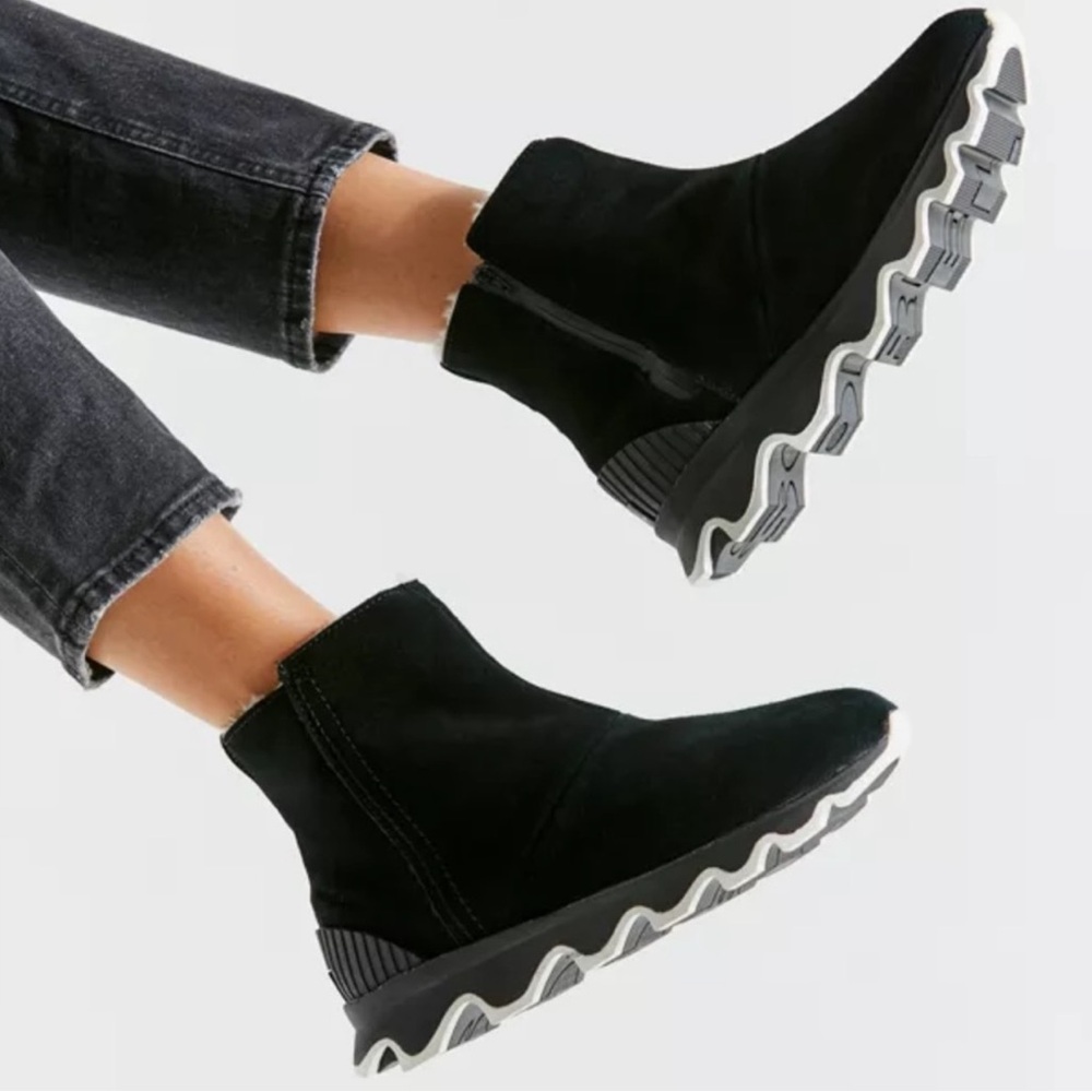 Sorel Women's Kinetic Boot Size 7.5 Waterproof Short Bootie Black Suede Sherpa
